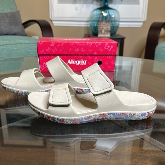 Algeria Orbyt Miami Beach Sandal Tan in‎ color w/ floral bottom Sz 10.5- 11 NEW - Picture 5 of 10